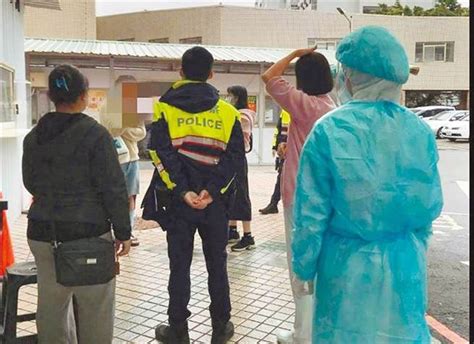 打腳板|居家檢疫落跑！2男遭「重打腳底」懲罰...影片曝光網狂讚：引進。